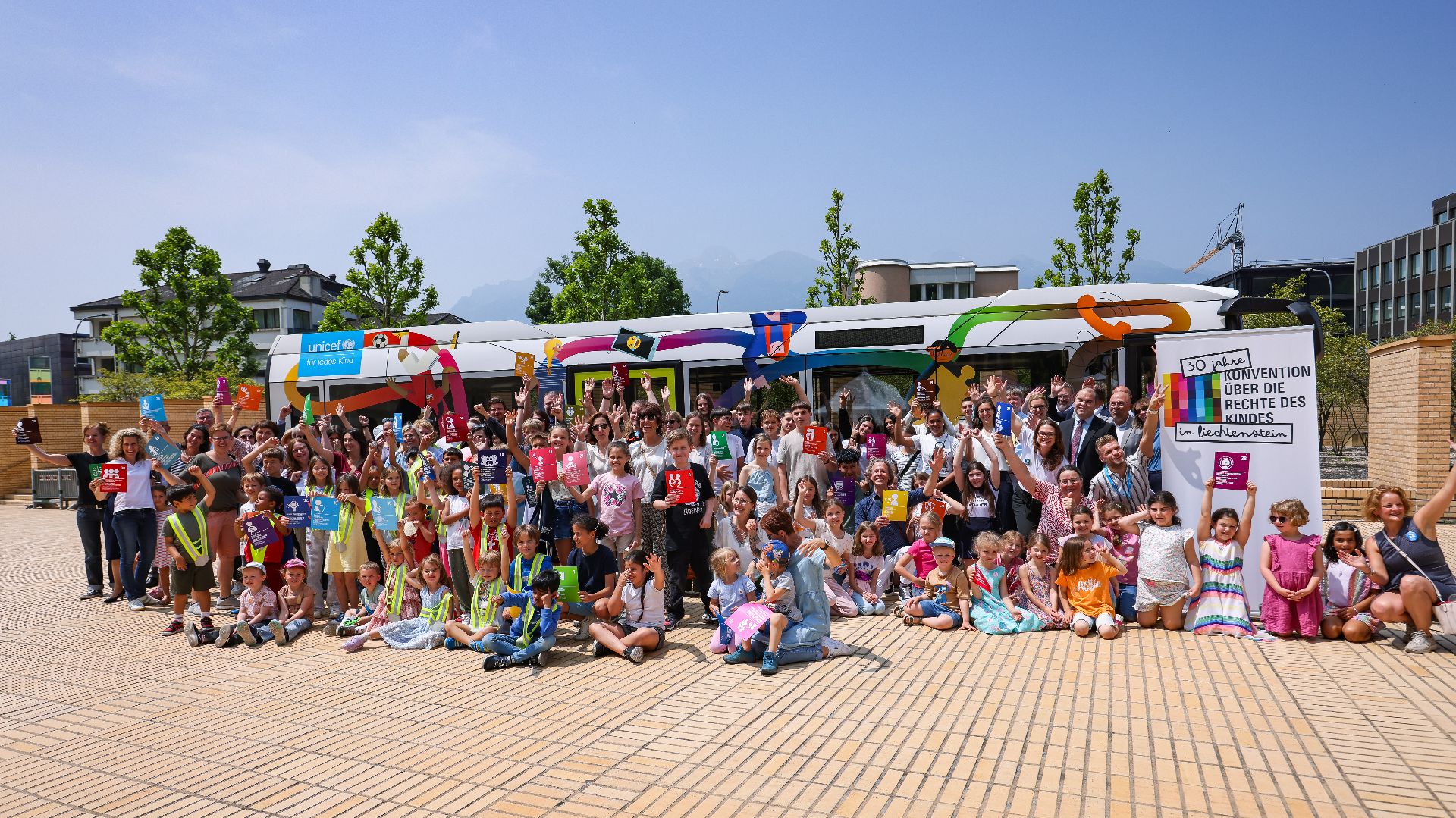 2025-06-11 Gruppenfoto Auftakt 30 Jahre UN-KRK mit LIEmobil KR-Bus_copyright Eddy Risch.jpg